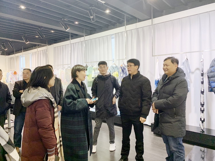 中國(guó)紡織品進(jìn)出口商會(huì)、海安市商務(wù)局領(lǐng)導(dǎo)一行來訪華藝調(diào)研.jpg